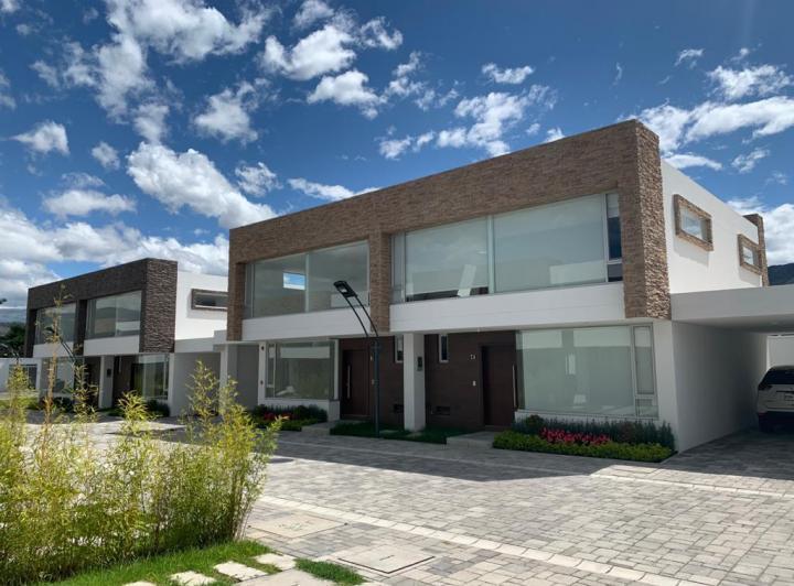Proyecto horizontal , Quito · Hermosa Casa Esquinera en Venta en El Mejor Sector de Tumbaco - Villa Ventura