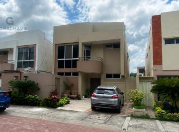 Casa · 180m² · 3 Habitaciones · 2 Estacionamientos · Casa en Venta con Area Bbq en Vía a La Costa S. H.
