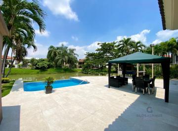 Casa · 302m² · 4 Habitaciones · 3 Estacionamientos · Venta / Alquiler de Casa en Urb. Laguna Sol con 4 Habitaciones, Piscina, Área de Bbq. Z. R