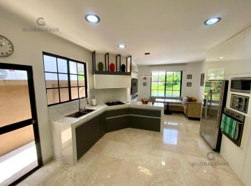 Casa · 302m² · 4 Habitaciones · 3 Estacionamientos · Venta / Alquiler de Casa en Urb. Laguna Sol con 4 Habitaciones, Piscina, Área de Bbq. Z. R