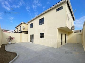 Casa · 154m² · 3 Habitaciones · 2 Estacionamientos · Venta de Casa Esquinera de 3 Dorm. con Patio y 2 Garajes en Guayaquil Am