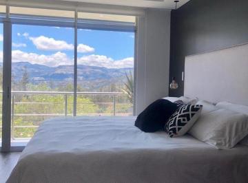 Casa de 3 habitaciones, Quito · Venta - Bonita Casa con Jardin - San Juan de Cumbaya - con Vista