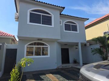 Casa de 3 habitaciones, Guayaquil · Alquilo Casa en Via La Costa Urbanización Cerrada