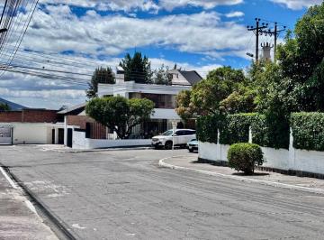 Casa de 5 habitaciones, Quito · Casa en Renta Mas Una Suite Frente Al Condado Shopping 250 m² Construcción