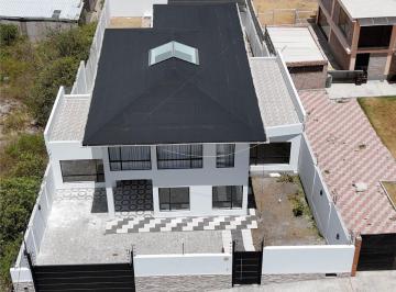 Casa de 3 habitaciones, Quito · Hermosa Casa de Venta Urbanizacion La Marca
