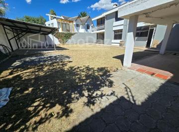 Casa de 3 habitaciones, Quito · Vendo Casa en Cumbayá Sector del Reservorio (Jacaranda)