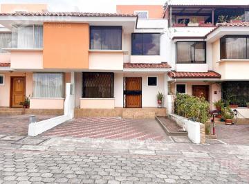 Casa · 138m² · 3 Habitaciones · 2 Estacionamientos · Venta de Casa con Terraza en Sangolquí Cerca Estadio de Inchalillo
