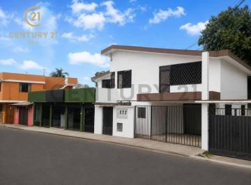 Casa · 200m² · 4 Habitaciones · 2 Estacionamientos · Arriendo Amplia Casa en Conocoto