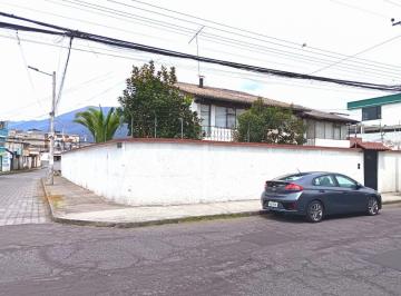 Casa de 5 habitaciones, Quito · Venta Casa con Amplio Terreno, 800 m. Sector Las Gardenias, El Inca