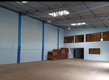 Bodega-Galpón · 376m² · 8 Estacionamientos · Venta de Galpón en Santa Rita de 376 m², Solanda, Sur de Quito