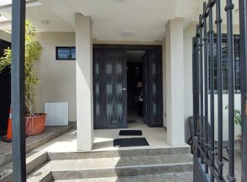 Casa de 4 habitaciones, Guayaquil · Casa en Alquiler Puerto Azul