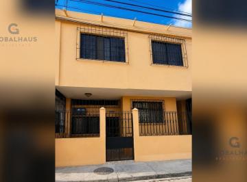 Casa · 211m² · 7 Habitaciones · Casa en Venta de 2 Pisos en Urb. Las Acacias, Sur de Guayaquil L. B.