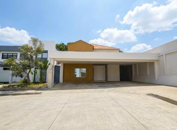 Casa · 284m² · 3 Habitaciones · 4 Estacionamientos · Casa en Venta Al Sur de Manta en Urbanizacion Cuidad del Sol