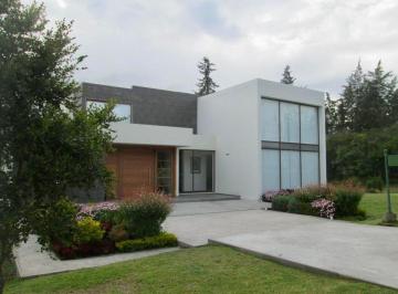 Casa de 3 habitaciones, Quito · Casa de Arriendo o Venta en Urbanización Arrayanes con 3 Dorm. Más Estudio
