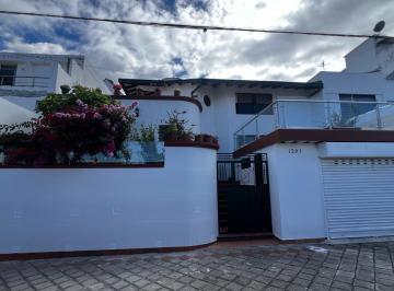 Casa · 200m² · 3 Habitaciones · 2 Estacionamientos · Casa Norte de Quito Urbanización Camino de Los Eucaliptos, Sector Carretas