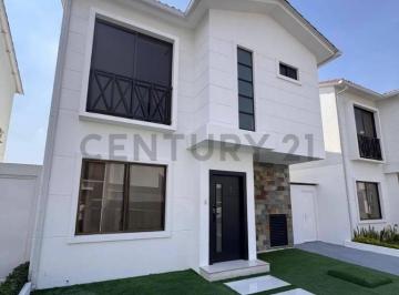 Casa · 105m² · 3 Habitaciones · 2 Estacionamientos · Alquiler de Casa en La Vía Salitre, La Aurora