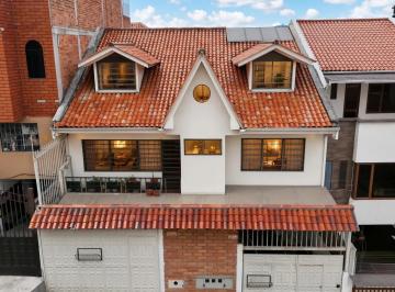 Casa de 8 habitaciones, Cuenca · Casa Rentera en Venta en Cuenca, Sector Universidad Católica, Bellavista