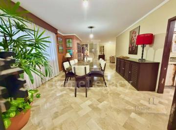 Casa · 375m² · 4 Habitaciones · 2 Estacionamientos · Venta de Casa Esquinera con Vista Al Parque, 4 Dorm. y Patio Am