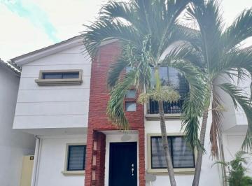 Casa de 3 habitaciones, Daule · Se Alquila Casa con Jacuzzi en Urbanización Napoli