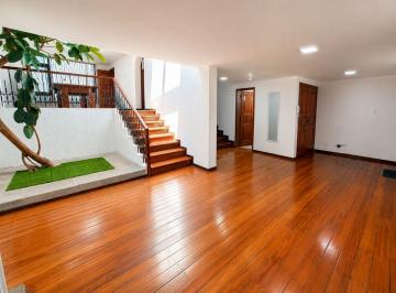 Casa de 4 habitaciones, Quito · Casa en Renta en Coruña y Whymper | 323 m² | 390 m² de Terreno | 5 Parqueaderos