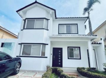 Casa de 3 habitaciones, Guayaquil · En Venta Casa de 3 Dorm. con Piscina en Urb. Portal Al Sol en Vía La Costa.