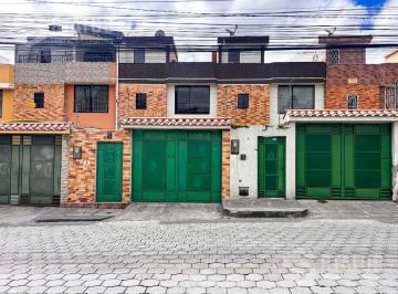 Casa · 137m² · 3 Habitaciones · 1 Estacionamiento · Venta de Casa Semi Independiente Frente Al Parque Metropolitano de La Armenia II
