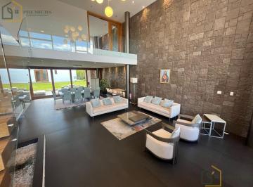Casa · 1100m² · 4 Habitaciones · 4 Estacionamientos · Casa de Renta en Puembo, El Ingenio