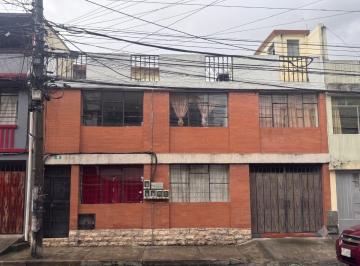 Casa de 8 habitaciones, Quito · Venta Casa Rentera (A Una Cuadra del Colegio Montufar)