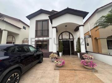 Casa · 200m² · 4 Habitaciones · 3 Estacionamientos · Casa Full Amoblada en Ciudad Celeste