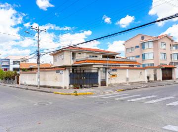 Casa de 10 habitaciones, Cuenca · Casa Rentera de Tres Departamentos a Dos Cuadras de La U. Catolica