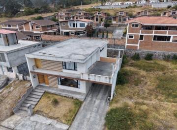 Casa de 4 habitaciones, Ibarra · Casa en Venta | Caranqui – Barrio 19 de Enero |urbanización Pueblo Nuevo