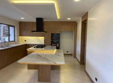 Departamento · 235m² · 3 Habitaciones · 2 Estacionamientos · Departamento de Lujo, por Estrenar, Challuabamba