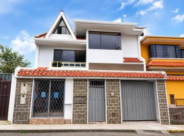 Casa de 5 habitaciones, Cuenca · En Venta | Amplia Casa de 3 Pisos con Local Comercial y 6 Dorm.