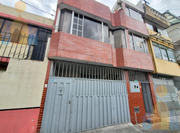 Casa · 220m² · 6 Habitaciones · 1 Estacionamiento · Casa - Sur de Quito