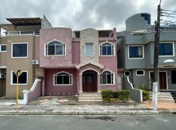 Casa · 300m² · 7 Habitaciones · 1 Estacionamiento · Se Vende Casa Urbanizacion Goleta Alcance (Sylmir)