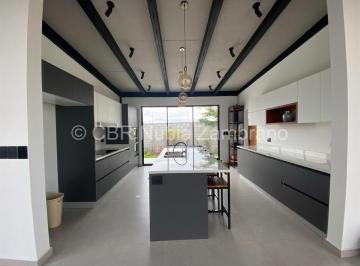 Casa de 5 habitaciones, Quito · Casa Moderna Independiente con Terreno, 5 Dorm., Areas Verdes Amplias, Luz Natural