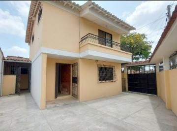 Casa · 146m² · 3 Habitaciones · 1 Estacionamiento · Venta de Villa Esquinera en Sector Cerrado