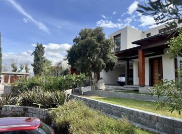 Casa · 189m² · 3 Habitaciones · 2 Estacionamientos · Casa de Venta Ubicada en Tumbaco, Sector Hilacril. Urbanización Cerrada