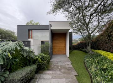 Casa · 560m² · 3 Habitaciones · 4 Estacionamientos · Casa Venta Urbanizacion Sector La Viña