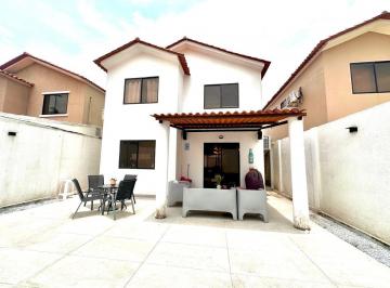 Casa · 180m² · 3 Habitaciones · 4 Estacionamientos · Venta de Casa Remodelada en Ciudad Celeste, Samborondón Ad
