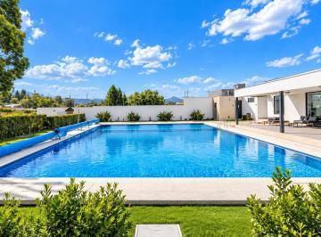 Casa · 140m² · 3 Habitaciones · 2 Estacionamientos · Rento Moderna Casa de 140 m² en Puembo con Piscina y Cancha de Padel