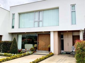 Casa · 270m² · 4 Habitaciones · Casa en Venta - Challuabamba