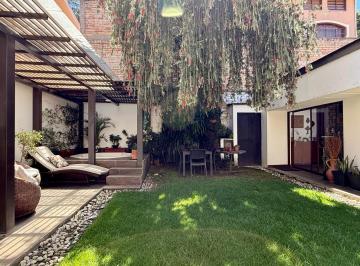 Casa · 450m² · 5 Habitaciones · 2 Estacionamientos · Casa en Venta en Cuenca