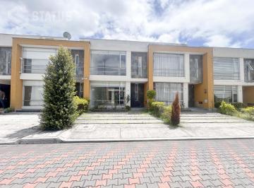 Casa · 120m² · 3 Habitaciones · 2 Estacionamientos · Venta de Casa en Fajardo Cerca Al Estadio del Independiente del Valle