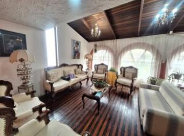 Casa · 294m² · 7 Habitaciones · 5 Estacionamientos · Casa Rentera en Venta Sector Las Casas