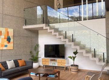Casa de 3 habitaciones, Quito · En Cumbaya, Se Vende Casa Moderna con Piscina Dentro de Urbanización con Seguridad.