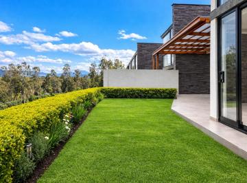 Casa · 323m² · 6 Habitaciones · 4 Estacionamientos · Casa en Venta de 6 Habitaciones Cumbayá 2 Dorm. Planta Baja