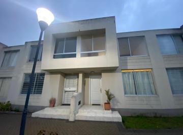 Casa · 120ha · 3 Habitaciones · 1 Estacionamiento · Venta Casa 3 Dorm., Sector Marianitas de Calderón.
