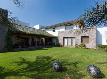 Casa de 4 habitaciones, Quito · Venta - Renta de Casa con Piscina Urb. Privada Cumbaya (Sector Colegio Menor)