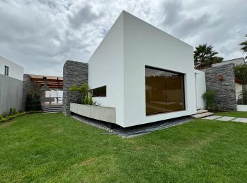 Casa · 600m² · 5 Habitaciones · Casa - Cumbayá